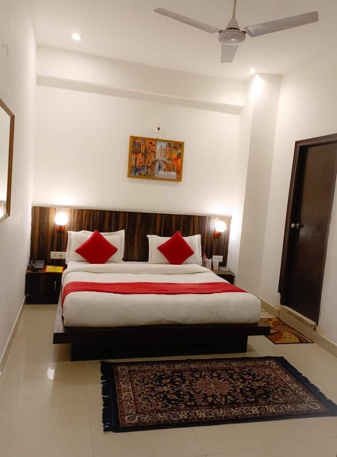 Airport Hotel Port View New Delhi Exteriör bild