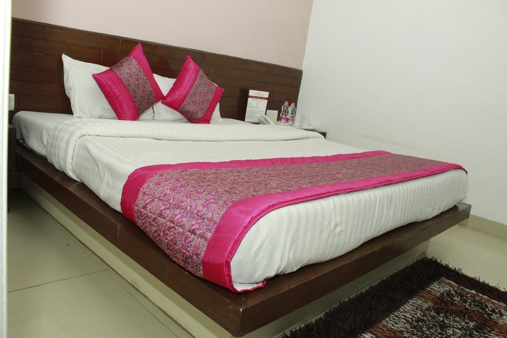 Airport Hotel Port View New Delhi Exteriör bild