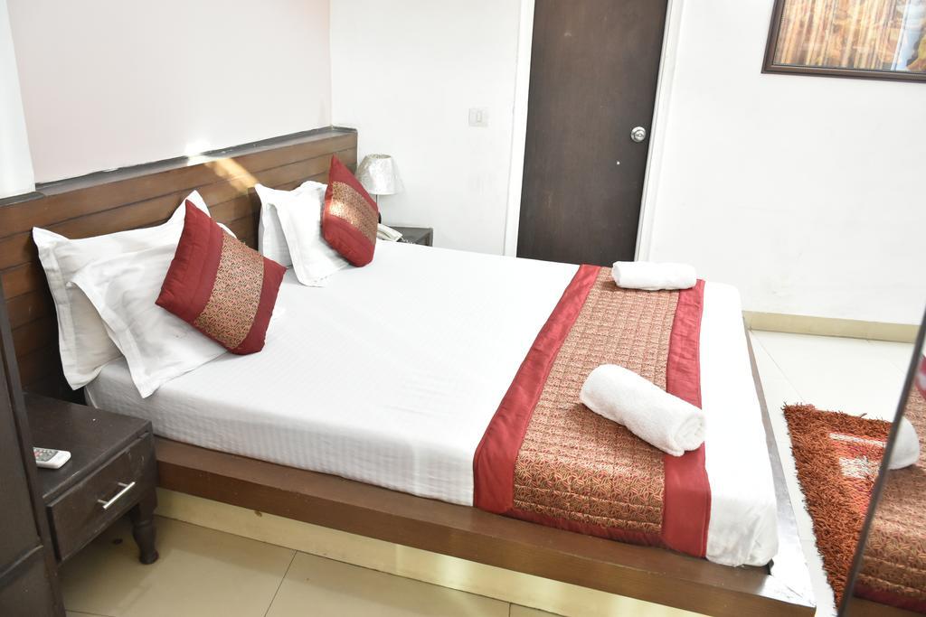 Airport Hotel Port View New Delhi Exteriör bild