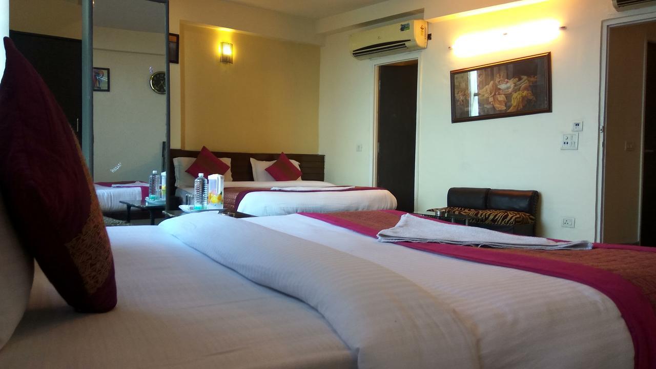Airport Hotel Port View New Delhi Exteriör bild