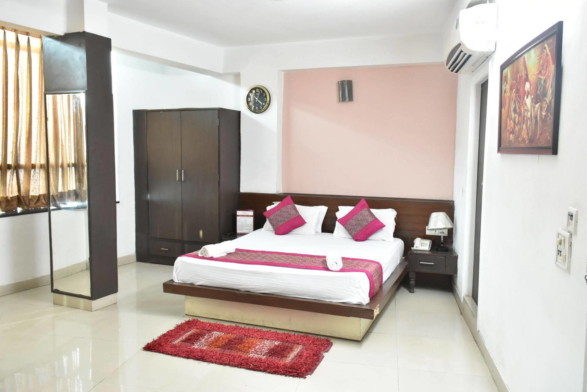 Airport Hotel Port View New Delhi Exteriör bild