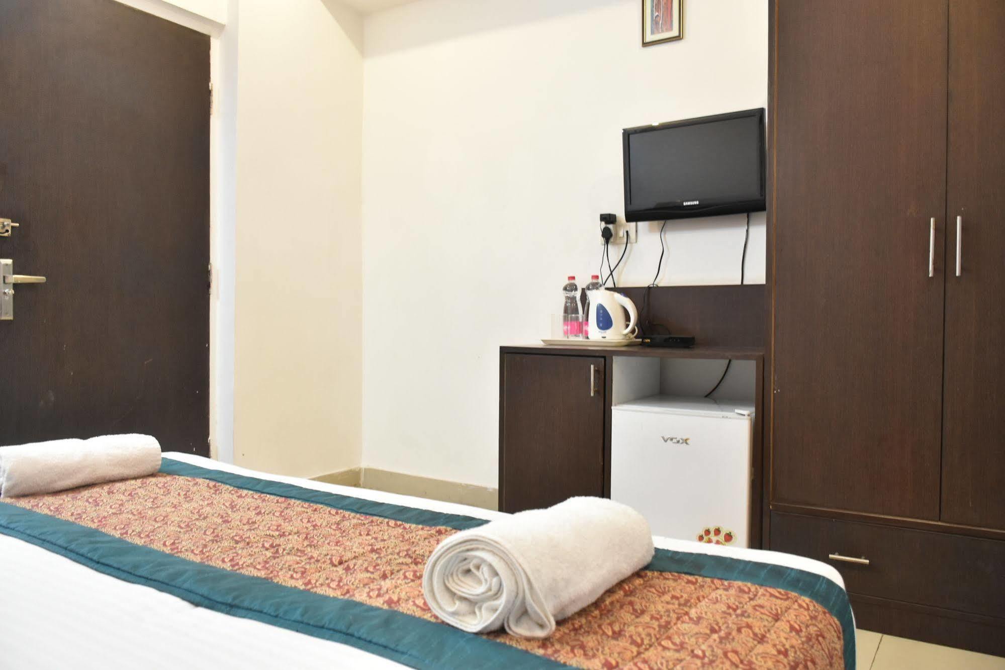 Airport Hotel Port View New Delhi Exteriör bild