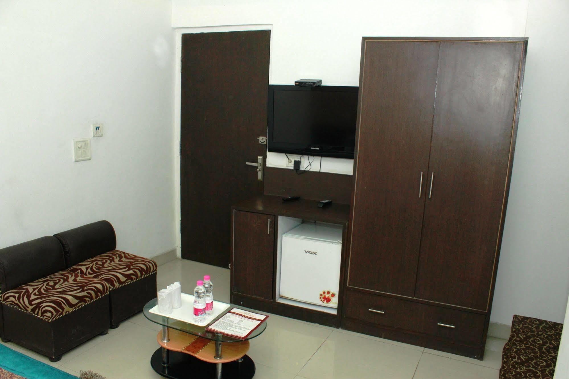 Airport Hotel Port View New Delhi Exteriör bild