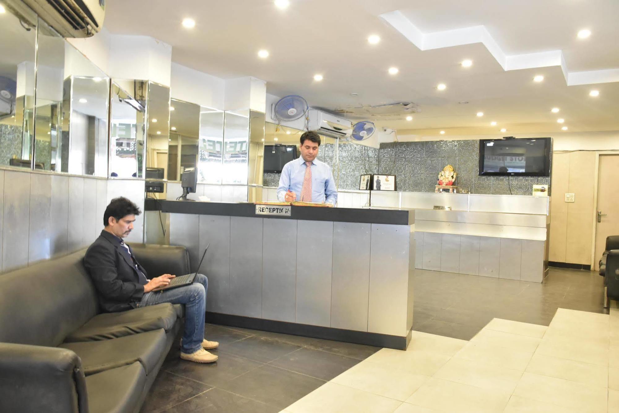 Airport Hotel Port View New Delhi Exteriör bild