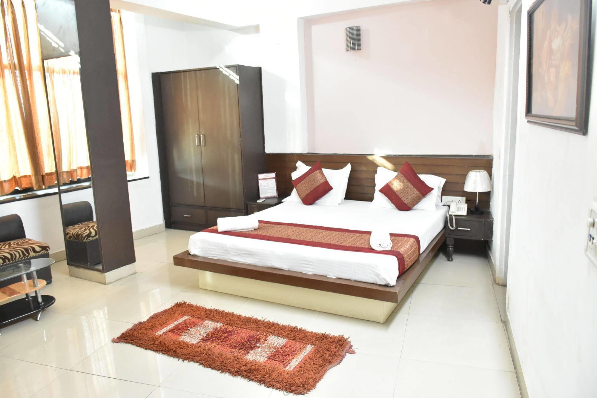 Airport Hotel Port View New Delhi Exteriör bild