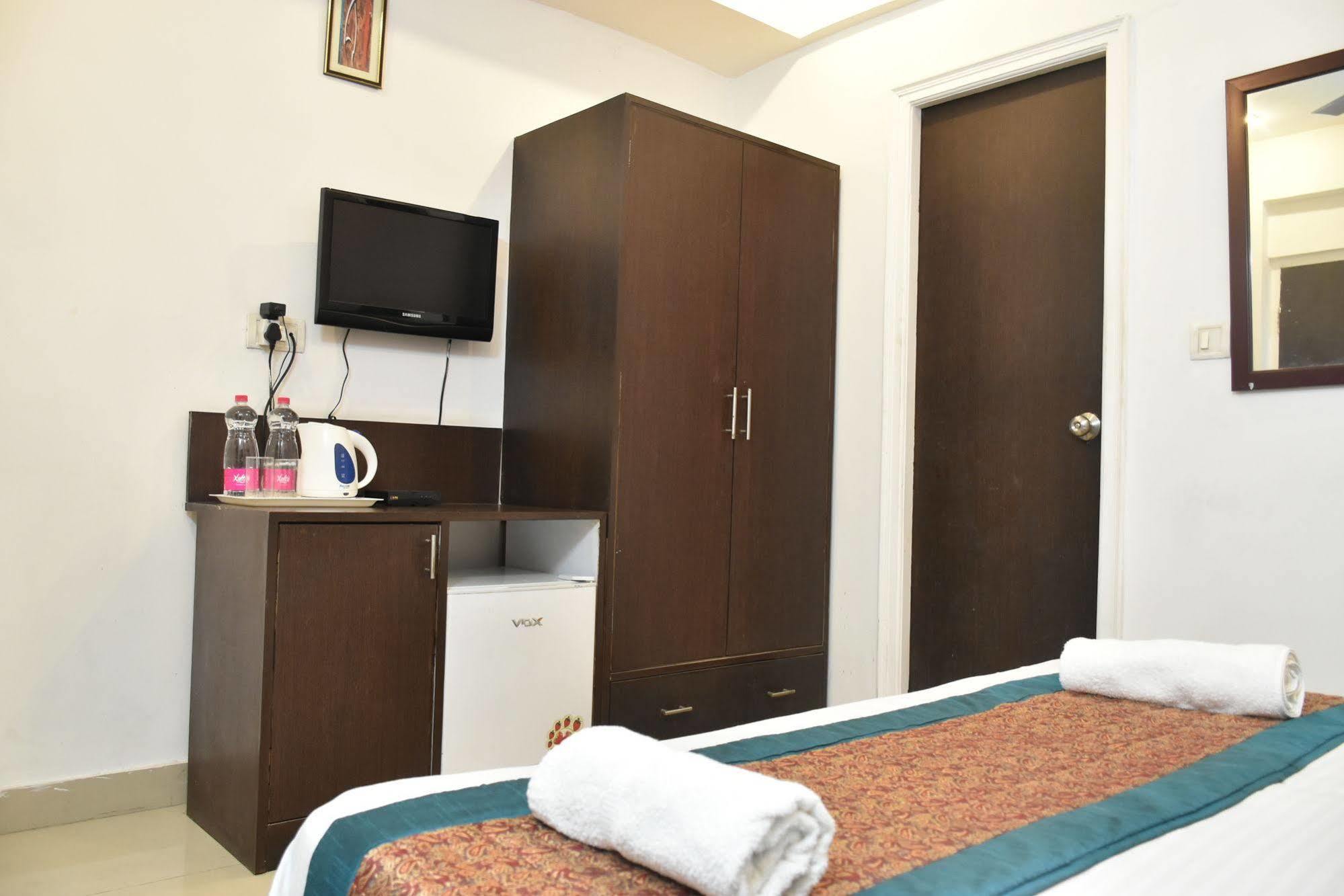 Airport Hotel Port View New Delhi Exteriör bild