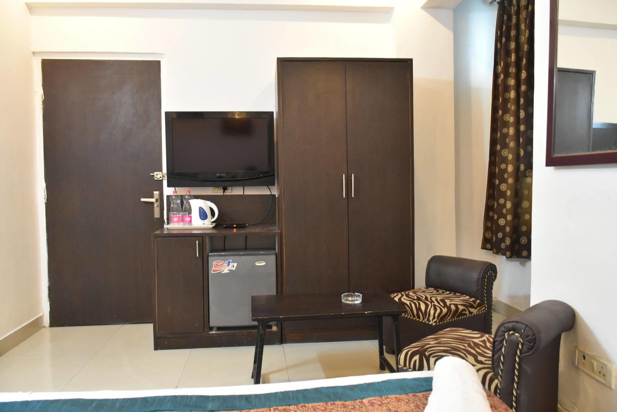Airport Hotel Port View New Delhi Exteriör bild